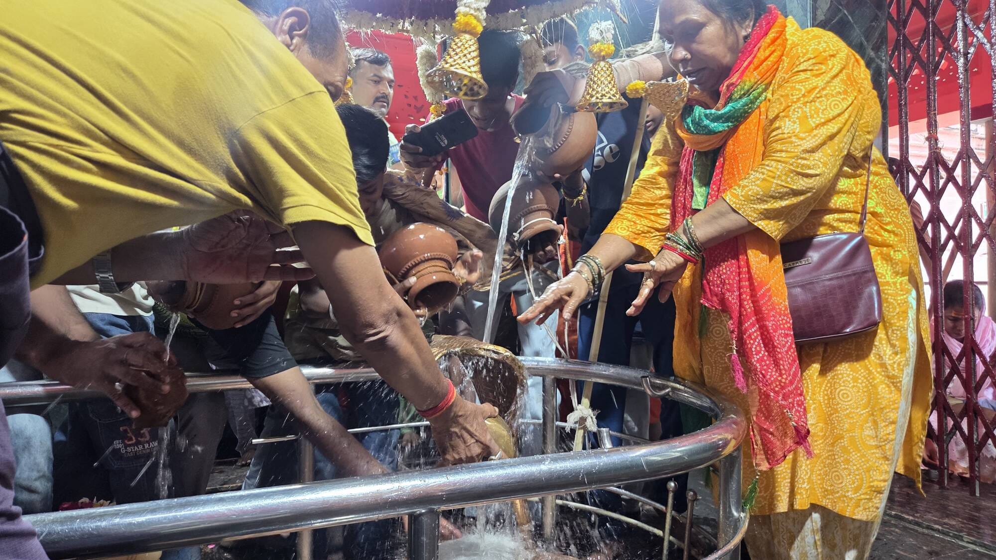 मोहान रोड स्थित बुद्धेश्वर महादेव मंदिर में आस्था का सैलाब उमड़ पड़ा। मोहान रोड स्थित बुद्धेश्वर महादेव मंदिर में आस्था का सैलाब उमड़ पड़ा।