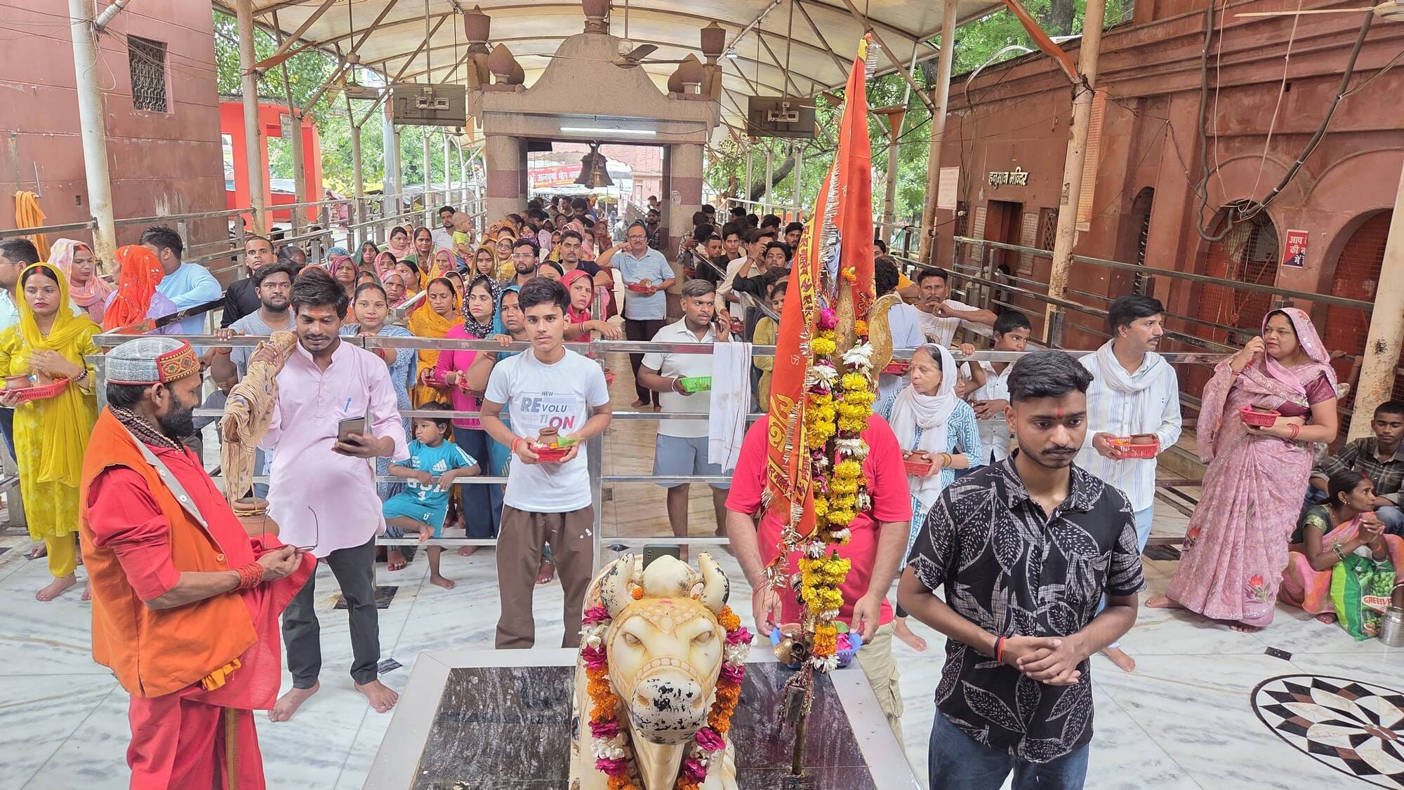 मोहान रोड स्थित बुद्धेश्वर महादेव मंदिर में आस्था का सैलाब उमड़ पड़ा। मोहान रोड स्थित बुद्धेश्वर महादेव मंदिर में आस्था का सैलाब उमड़ पड़ा।