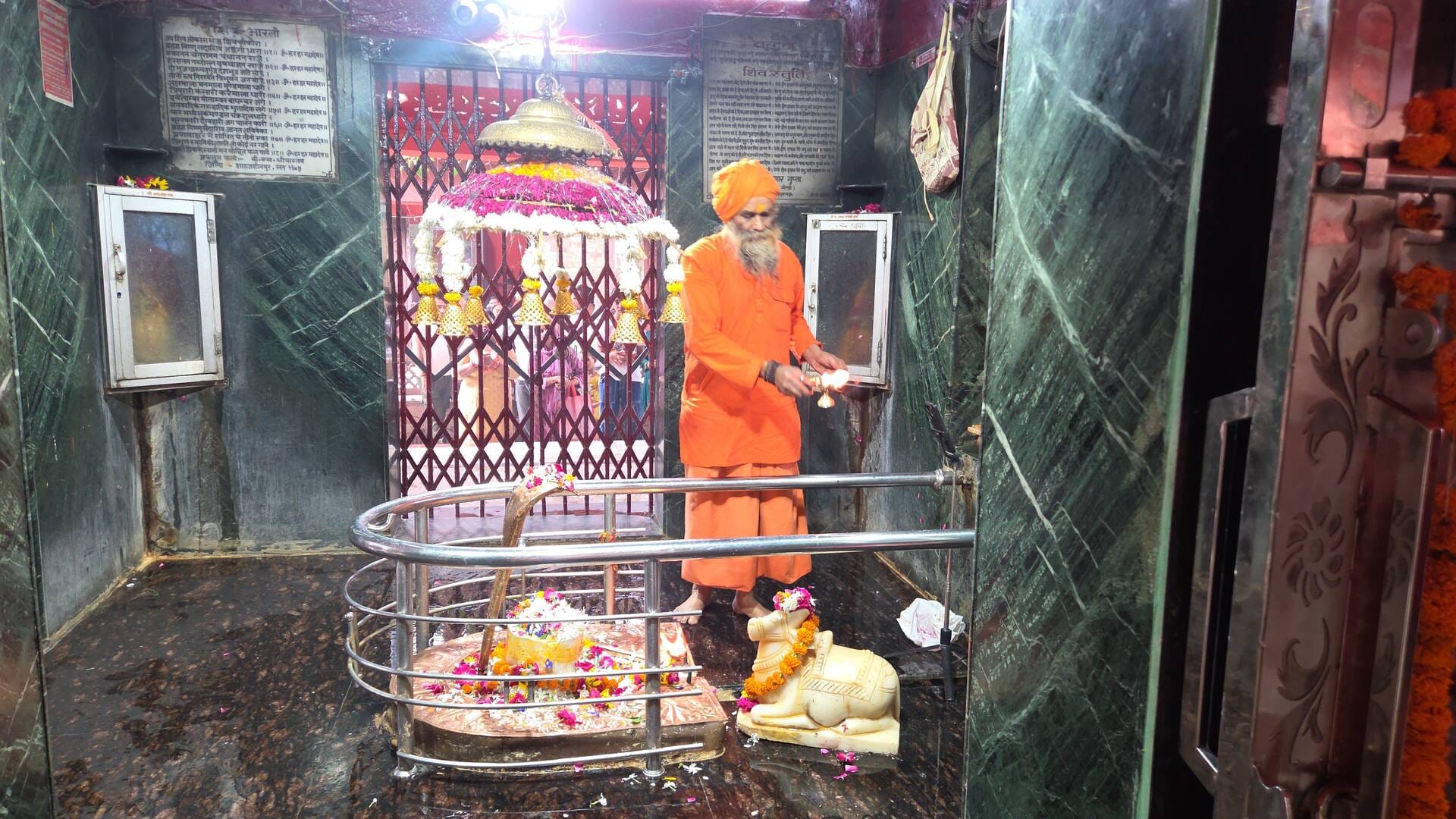 मोहान रोड स्थित बुद्धेश्वर महादेव मंदिर में आस्था का सैलाब उमड़ पड़ा। मोहान रोड स्थित बुद्धेश्वर महादेव मंदिर में आस्था का सैलाब उमड़ पड़ा।