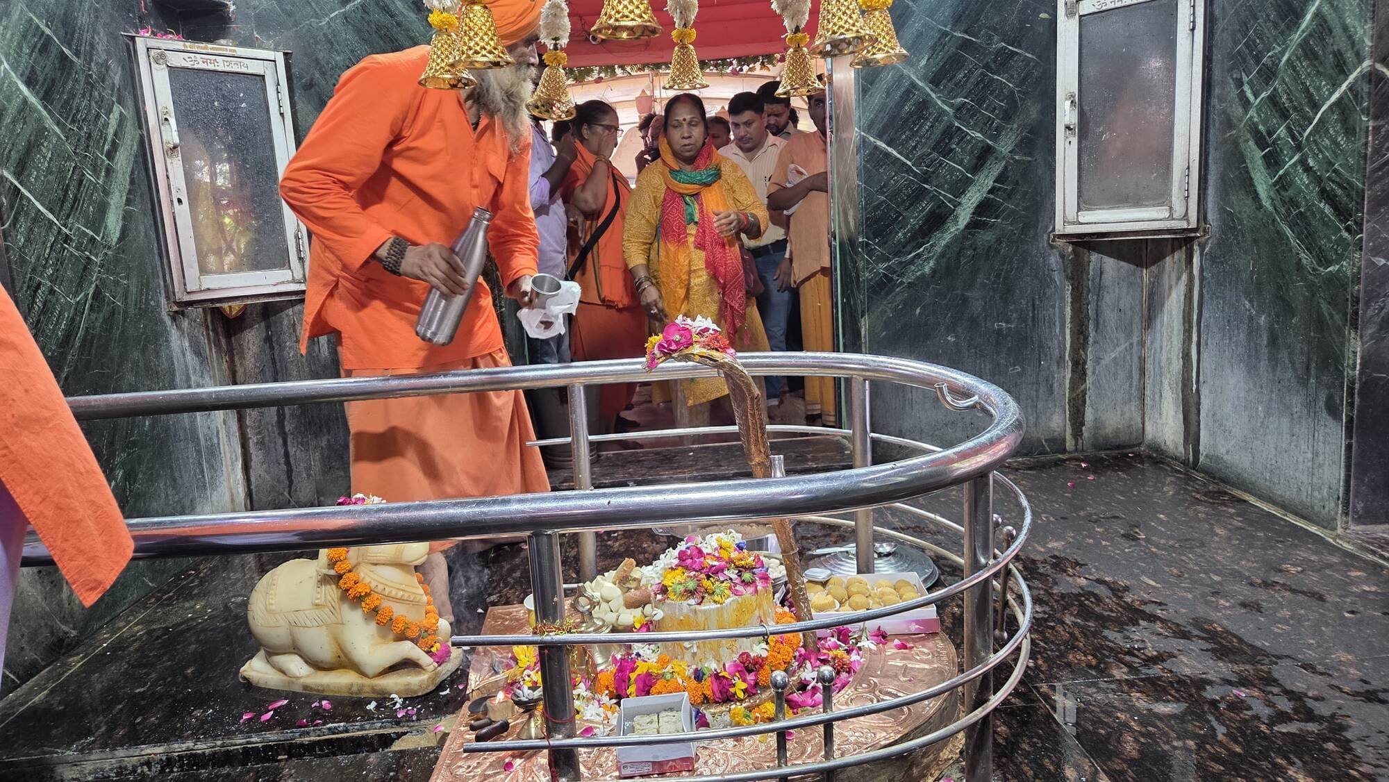 मोहान रोड स्थित बुद्धेश्वर महादेव मंदिर में आस्था का सैलाब उमड़ पड़ा। मोहान रोड स्थित बुद्धेश्वर महादेव मंदिर में आस्था का सैलाब उमड़ पड़ा।