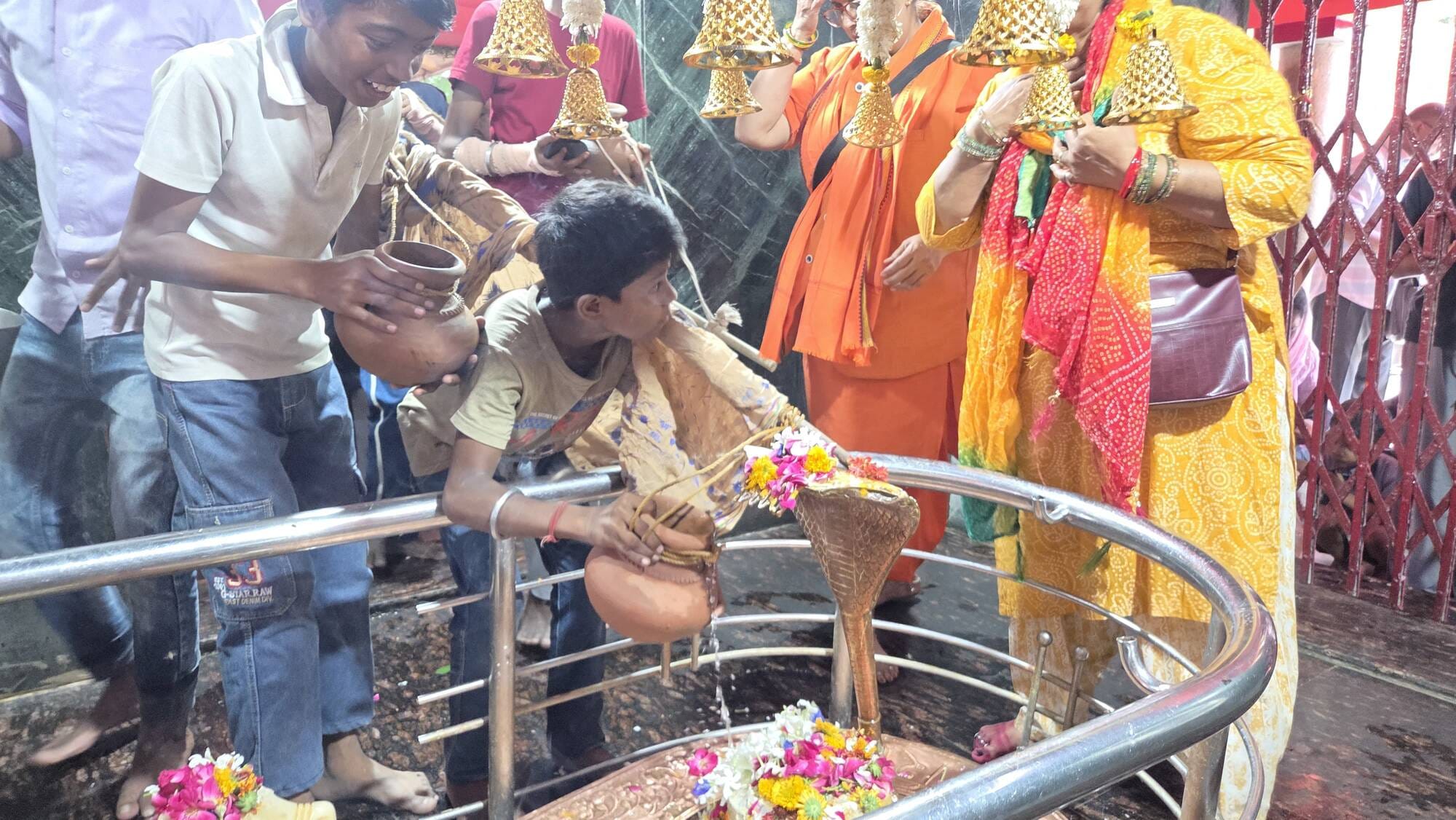 मोहान रोड स्थित बुद्धेश्वर महादेव मंदिर में आस्था का सैलाब उमड़ पड़ा। मोहान रोड स्थित बुद्धेश्वर महादेव मंदिर में आस्था का सैलाब उमड़ पड़ा।