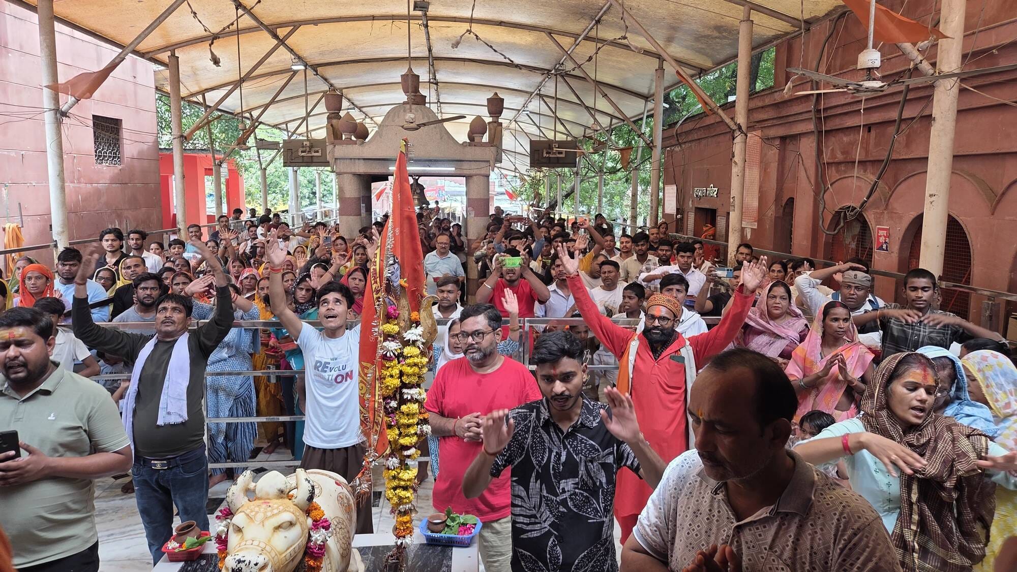 मोहान रोड स्थित बुद्धेश्वर महादेव मंदिर में आस्था का सैलाब उमड़ पड़ा। मोहान रोड स्थित बुद्धेश्वर महादेव मंदिर में आस्था का सैलाब उमड़ पड़ा।