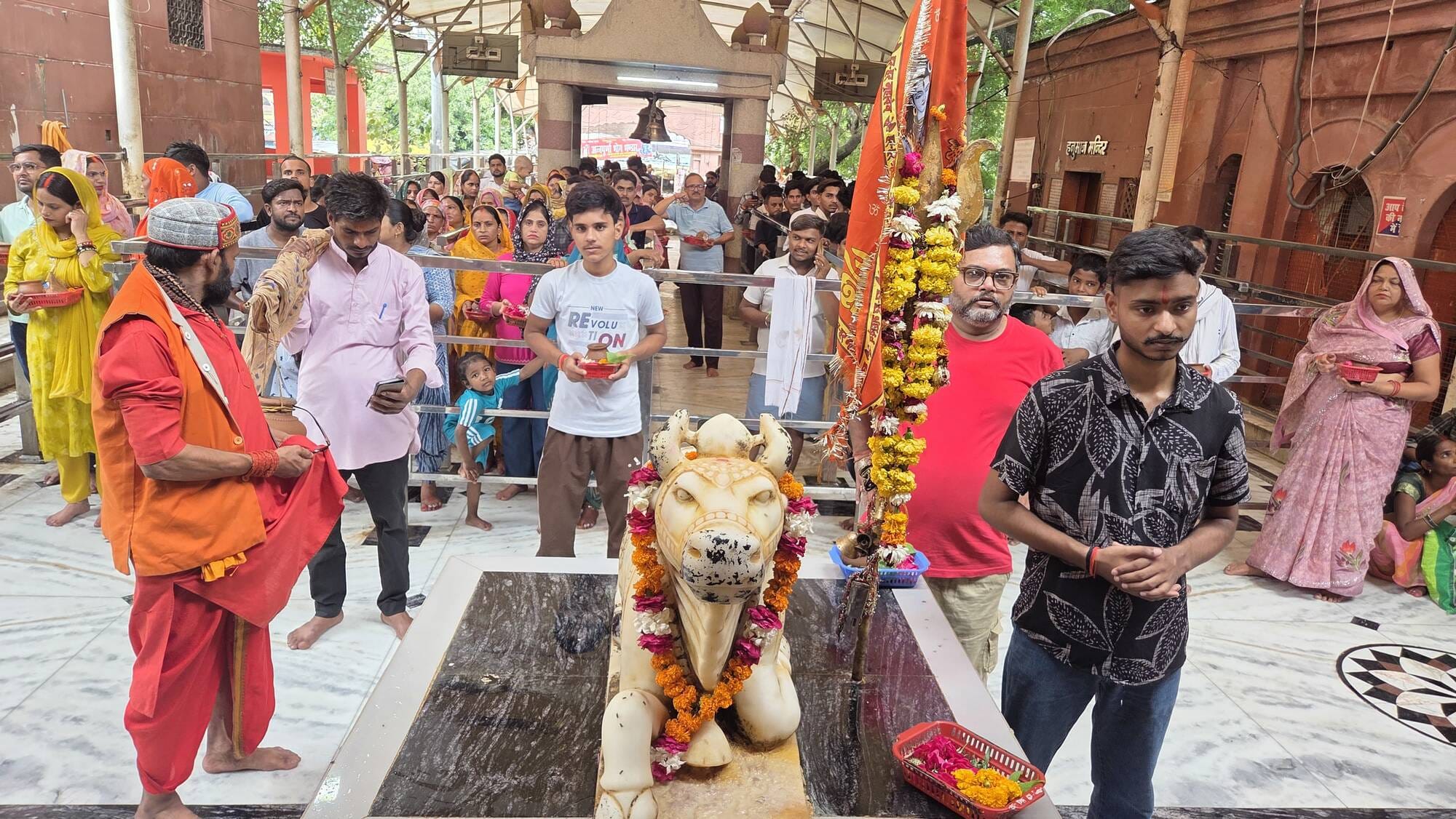 मोहान रोड स्थित बुद्धेश्वर महादेव मंदिर में आस्था का सैलाब उमड़ पड़ा। मोहान रोड स्थित बुद्धेश्वर महादेव मंदिर में आस्था का सैलाब उमड़ पड़ा।