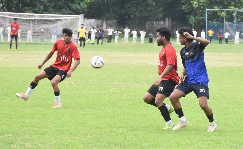 मुकाबले के दौरान भिड़ते खिलाड़ी