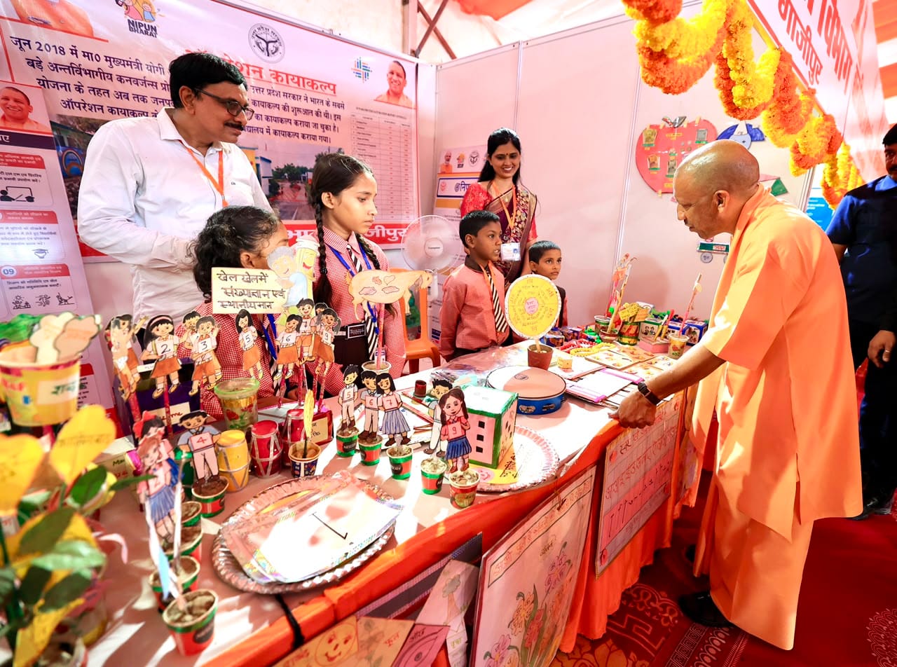 मुख्यमंत्री योगी आदित्यनाथ को गदा देते पंचायती राजमंत्री ओमप्रकाश राजभर व एमएलसी विशाल सिंह चंच मुख्यमंत्री योगी आदित्यनाथ को गदा देते पंचायती राजमंत्री ओमप्रकाश राजभर व एमएलसी विशाल सिंह चंच