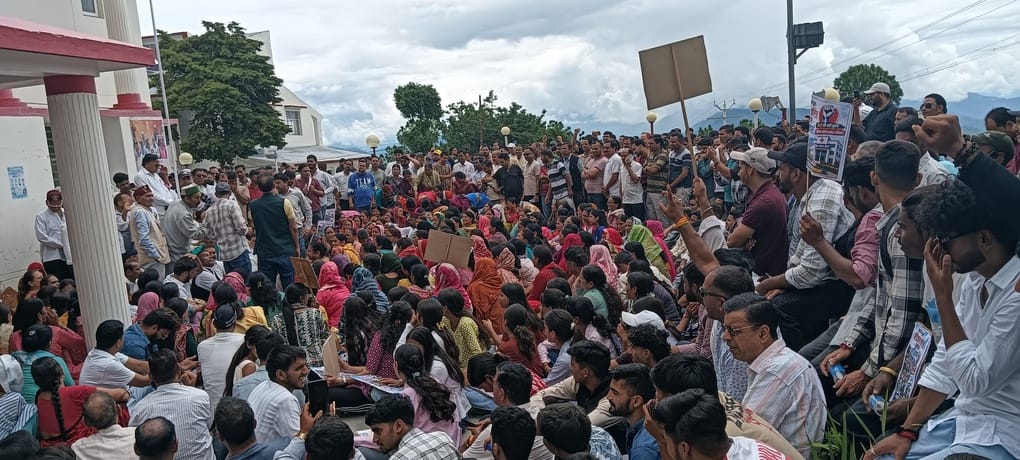 नई टिहरी में मेडिकल कॉलेज खोलने की मांग के समर्थन में बंद रहा नई टिहरी बाजार। संवाद नई टिहरी में मेडिकल कॉलेज खोलने की मांग के समर्थन में बंद रहा नई टिहरी बाजार। संवाद