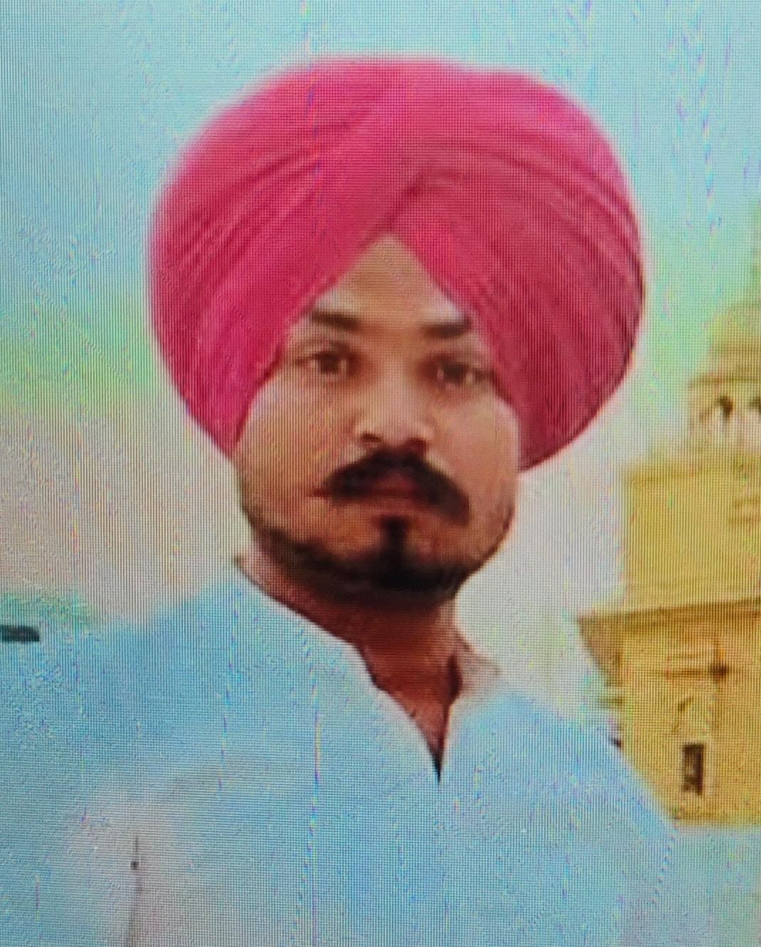 नाले गिरने से क्षतिग्रसत हुई कार। परिजन नाले गिरने से क्षतिग्रसत हुई कार। परिजन