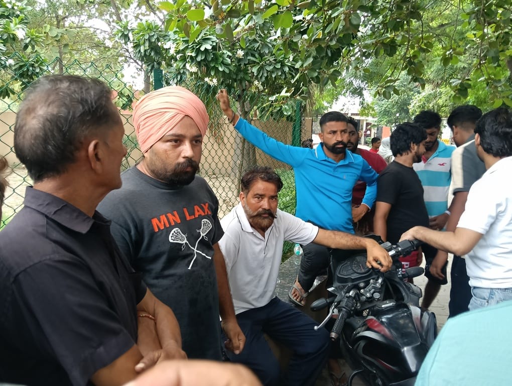 नाले गिरने से क्षतिग्रसत हुई कार। परिजन नाले गिरने से क्षतिग्रसत हुई कार। परिजन