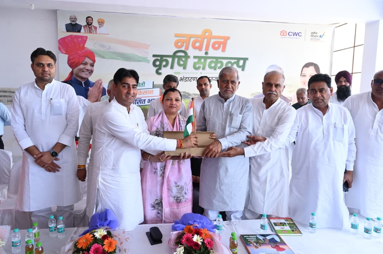 नवीन कृषि संकल्प कार्यक्रम में उपस्थित मुख्यातिथि व अन्य। विज्ञप्ति नवीन कृषि संकल्प कार्यक्रम में उपस्थित मुख्यातिथि व अन्य। विज्ञप्ति