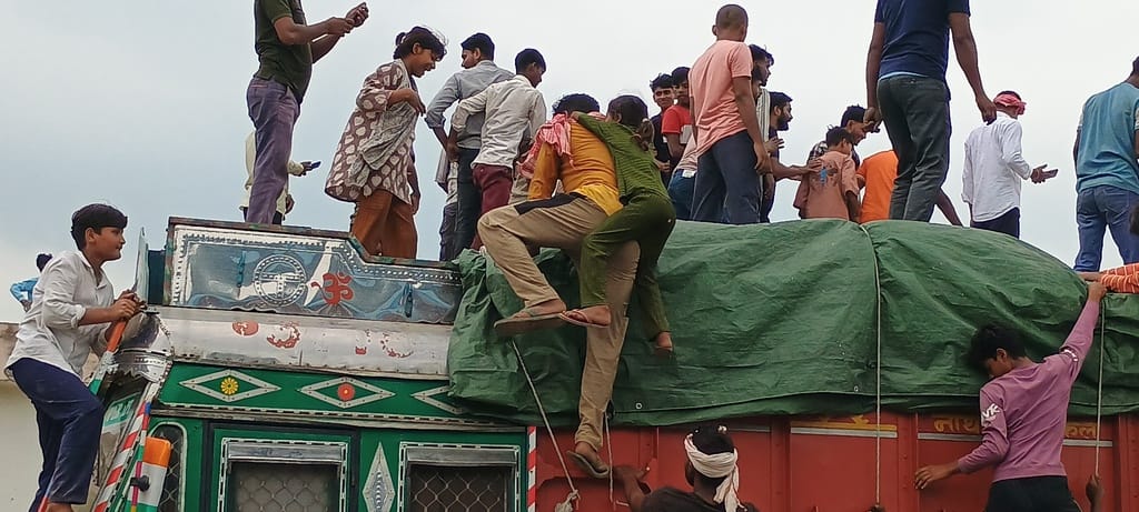 नवीन मंडी स्थल में जन सभा को संबोधि करते मुख्यमंत्री योगी आदित्यनाथ। स्रोत- सूचना विभाग