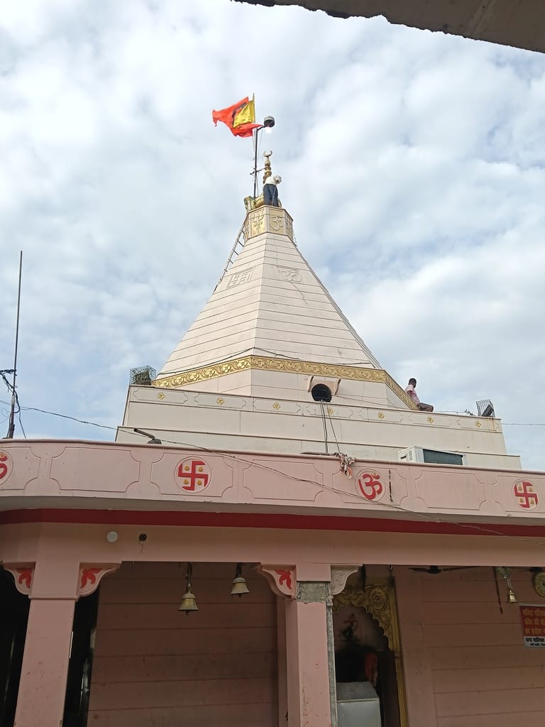 पौराणिक शिव मंदिर के गर्भ गृह में शिवश्रृंगार। संवाद