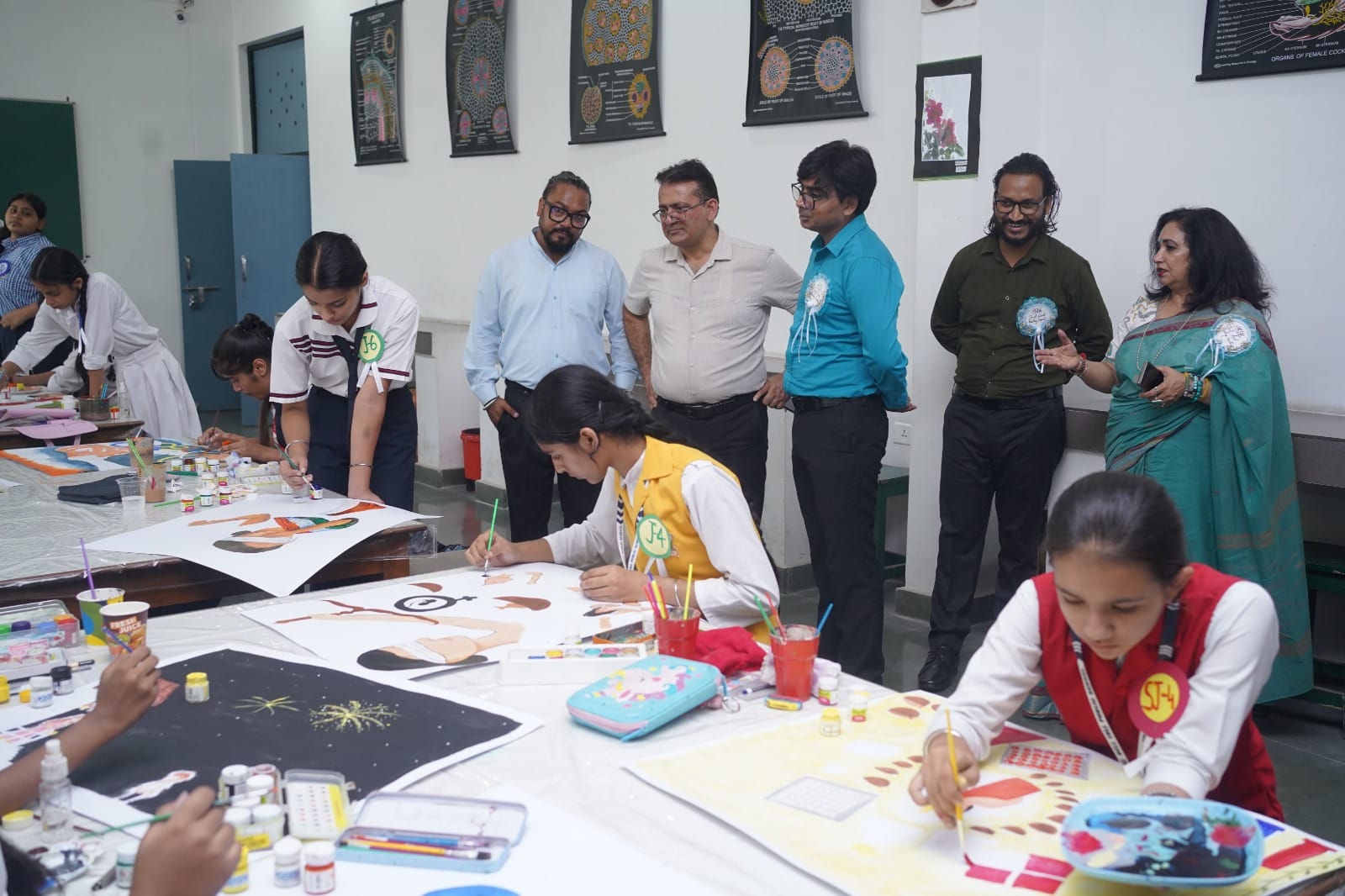 प्रतियोगिता के विजेता प्रतिभागियों के साथ मुख्य अतिथि, स्टाफ व अन्य। स्कूल प्रतियोगिता के विजेता प्रतिभागियों के साथ मुख्य अतिथि, स्टाफ व अन्य। स्कूल