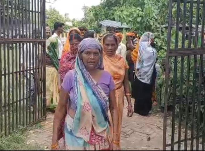 पोस्टमार्टम हाउस में बिलखते परिजन। पोस्टमार्टम हाउस में बिलखते परिजन।