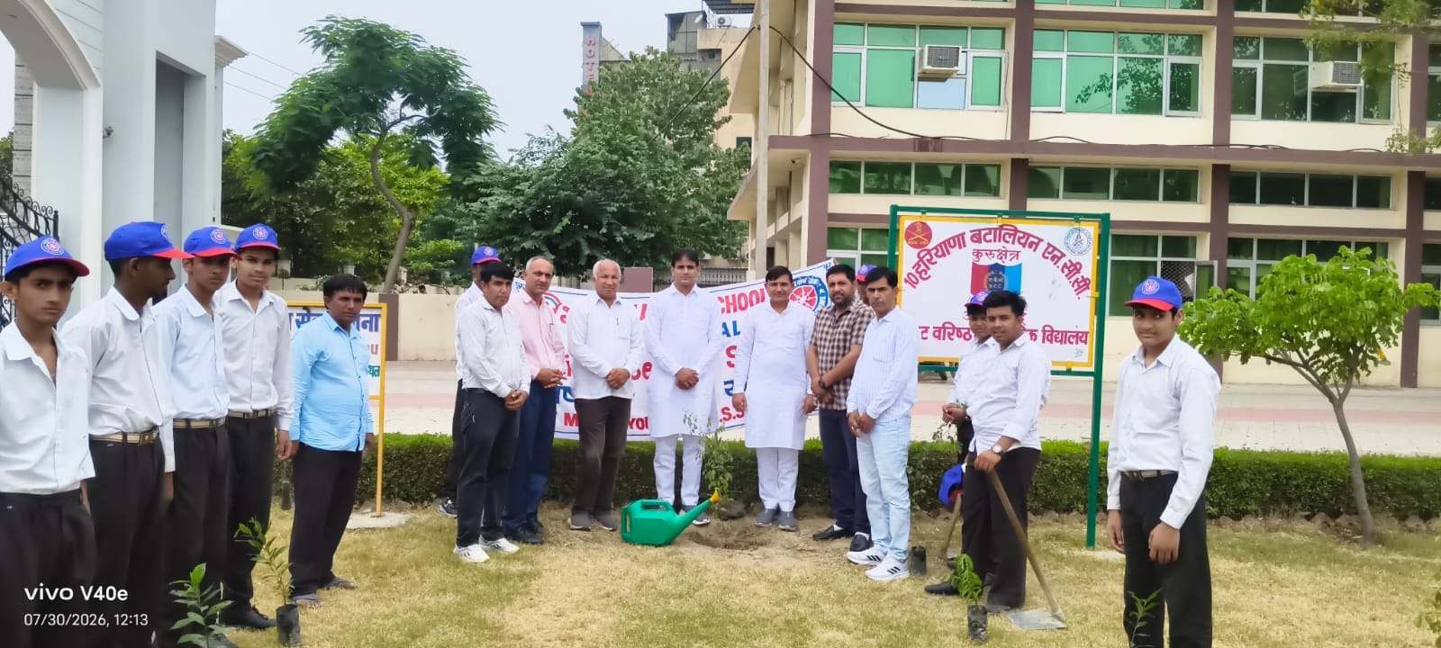 पौधा रोपण करते हुए जाट वरिष्ठ माध्यामिक विद्यालय में स्टाफ सदस्य। पौधा रोपण करते हुए जाट वरिष्ठ माध्यामिक विद्यालय में स्टाफ सदस्य।