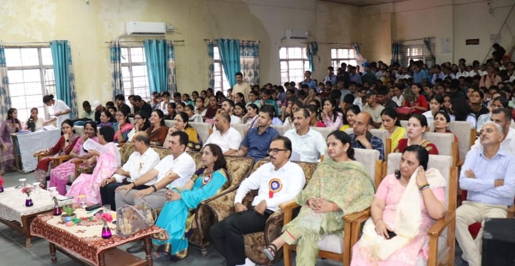 पांवटा साहिब कॉलेज में आयोजित कार्यक्रम में संबोधित करते हुए प्राचार्य डॉ. जगदीश चौहान।स्रोत: आ पांवटा साहिब कॉलेज में आयोजित कार्यक्रम में संबोधित करते हुए प्राचार्य डॉ. जगदीश चौहान।स्रोत: आ