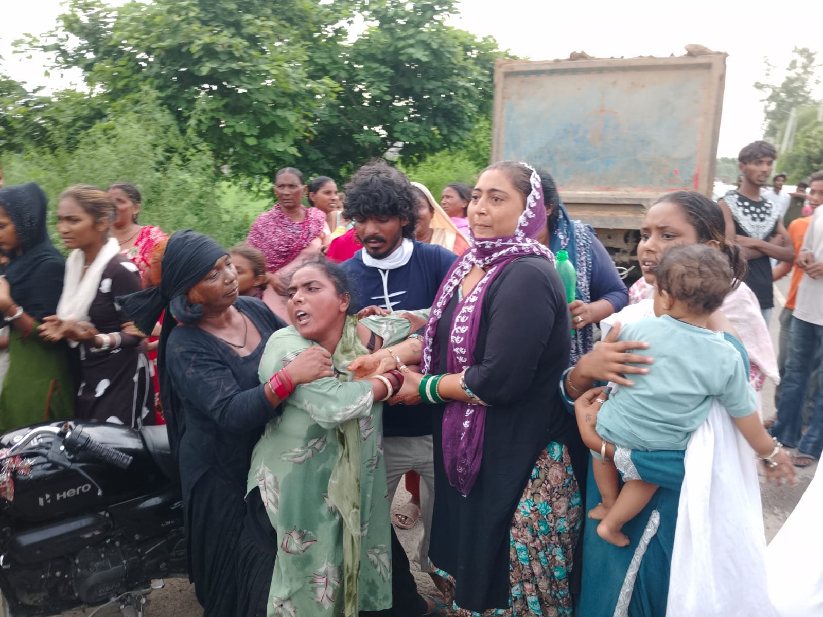 साढौरा में सड़क हादसे के बाद मौके पर एकत्रित भीड़ व कार्रवाई करती पुलिस। संवाद