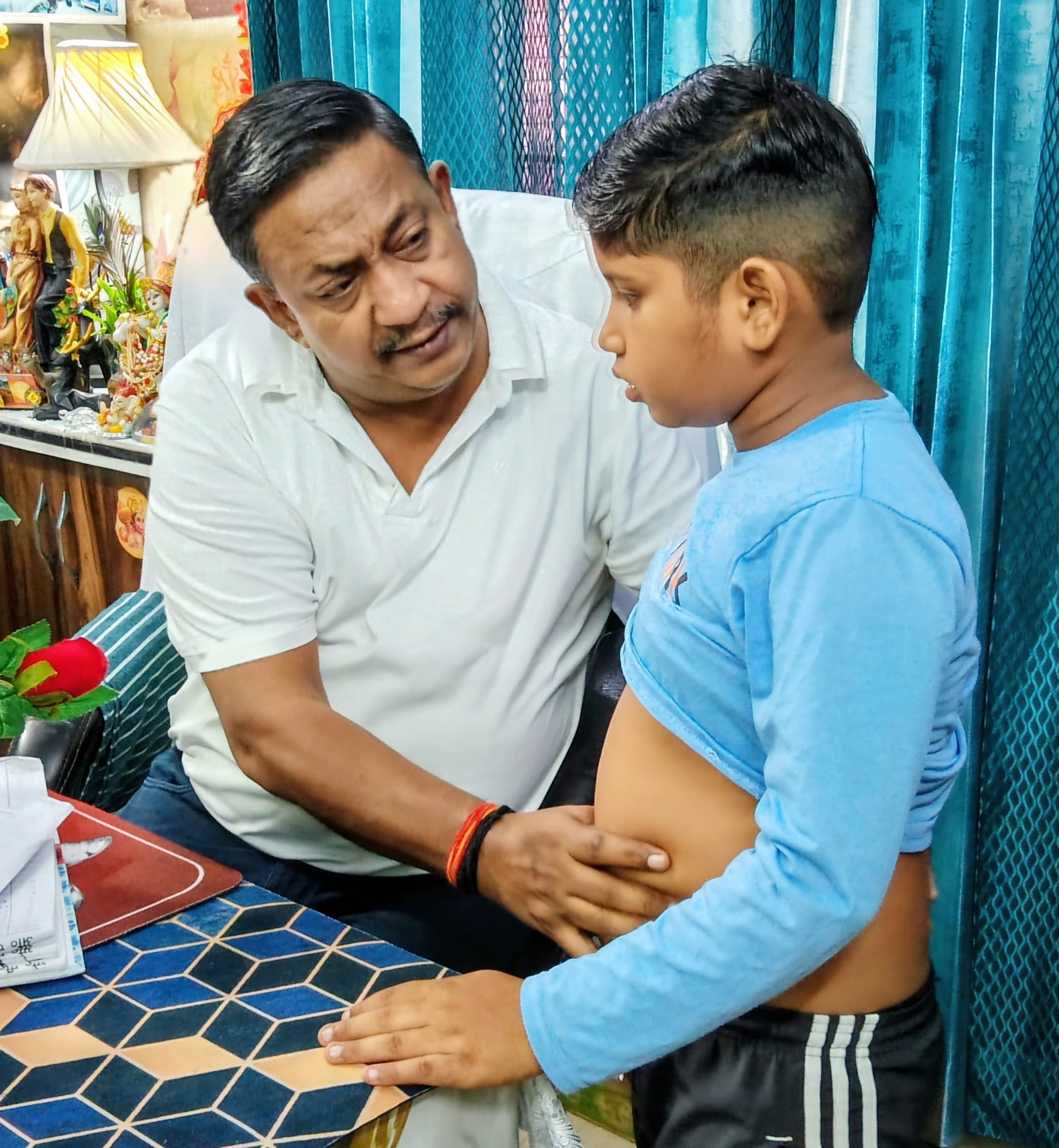 सीएचसी में जांच के बाद दवाई लेते रोगी। (मवाना) सीएचसी में जांच के बाद दवाई लेते रोगी। (मवाना)