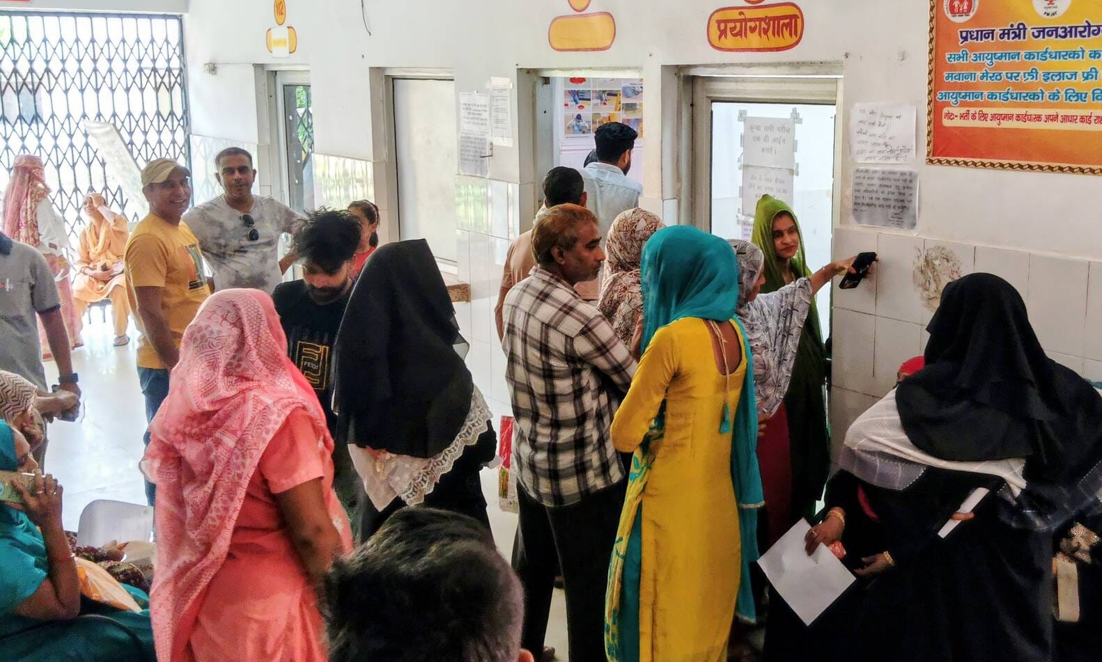 सीएचसी में जांच के बाद दवाई लेते रोगी। (मवाना) सीएचसी में जांच के बाद दवाई लेते रोगी। (मवाना)