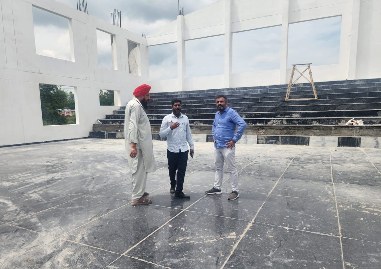 सफाई कर्मियों के साथ खाना खाते एसडीएम मनीष यादव। विज्ञप्ति सफाई कर्मियों के साथ खाना खाते एसडीएम मनीष यादव। विज्ञप्ति