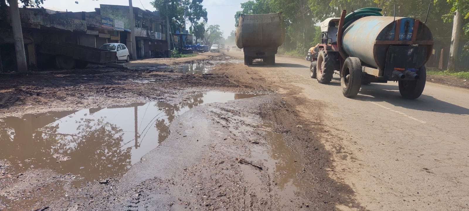 सहारनपुर-कुरुक्षेत्र स्टेट हाईवे पर शादीपुर मोड़ के पास सड़क पर पड़े गड्ढ़े। संवाद सहारनपुर-कुरुक्षेत्र स्टेट हाईवे पर शादीपुर मोड़ के पास सड़क पर पड़े गड्ढ़े। संवाद