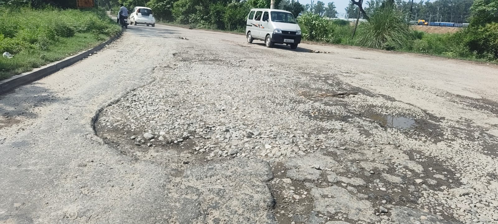 सहारनपुर-कुरुक्षेत्र स्टेट हाईवे पर शादीपुर मोड़ के पास सड़क पर पड़े गड्ढ़े। संवाद सहारनपुर-कुरुक्षेत्र स्टेट हाईवे पर शादीपुर मोड़ के पास सड़क पर पड़े गड्ढ़े। संवाद