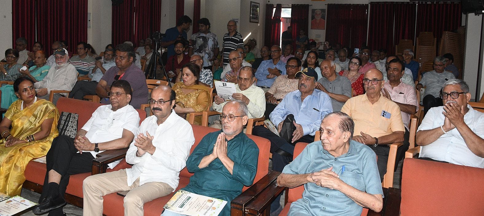 साहित्य जगत की विभूतियों का सम्मान