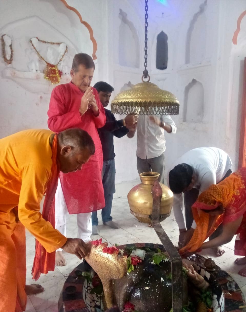 सेमरा स्थित बाबा पल्टन नाथ शिव मंदिर पर जल चढ़ाते श्रद्धालु। संवाद सेमरा स्थित बाबा पल्टन नाथ शिव मंदिर पर जल चढ़ाते श्रद्धालु। संवाद