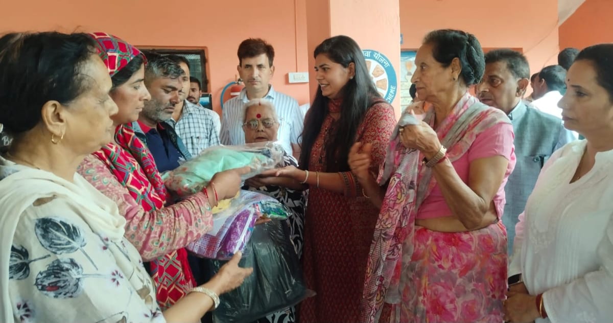 शाहपुर की बोह में आपदा प्रभावित को राहत सामग्री भेंट करते हुए जिला रैडक्रास सोसाइटी के अध्यक्ष 