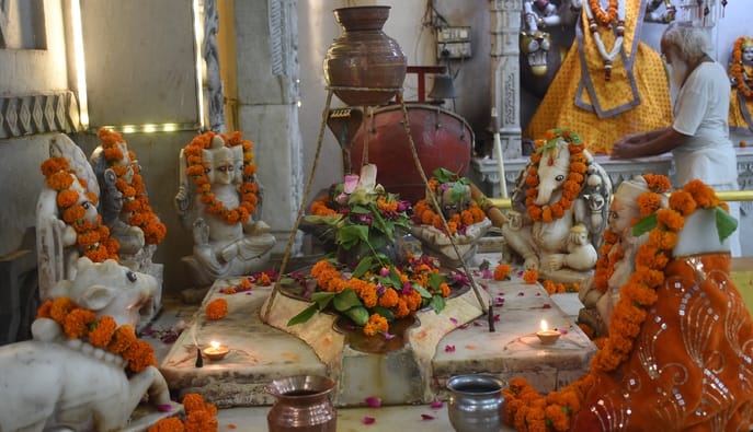 शिवालयों में उमड़ी आस्था, रात से मंदिरों में लगीं कतारें