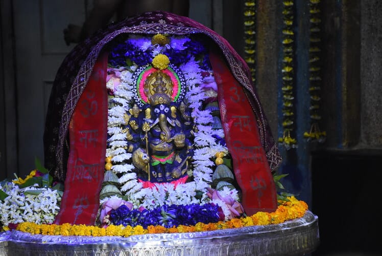शिवालयों में उमड़ी आस्था, रात से मंदिरों में लगीं कतारें