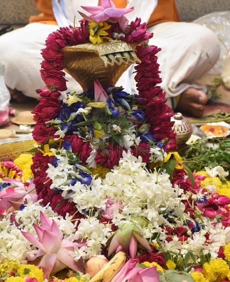 शिवालयों में उमड़ी आस्था, रात से मंदिरों में लगीं कतारें