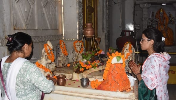 शिवालयों में उमड़ी आस्था, रात से मंदिरों में लगीं कतारें