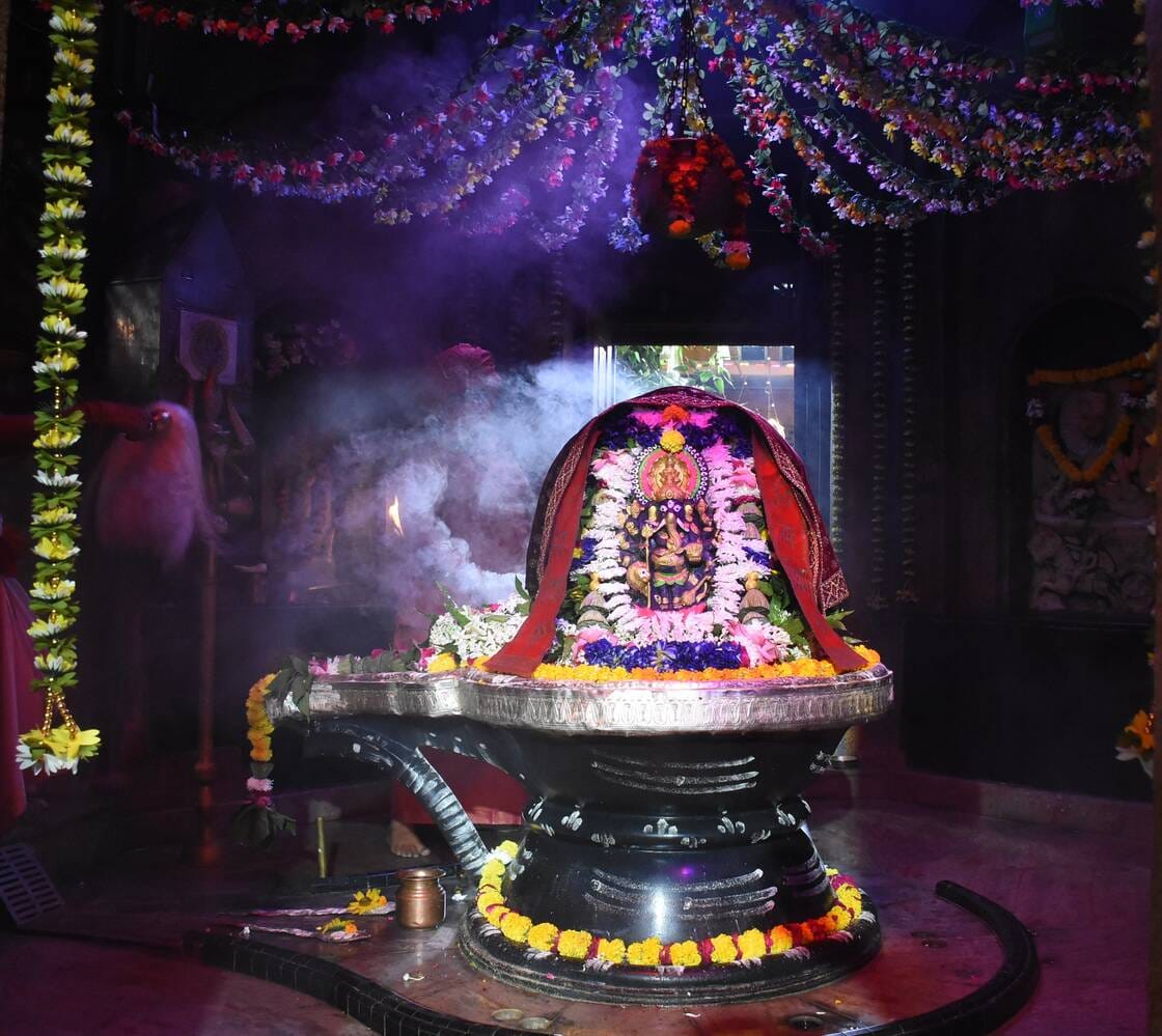 शिवालयों में उमड़ी आस्था, रात से मंदिरों में लगीं कतारें