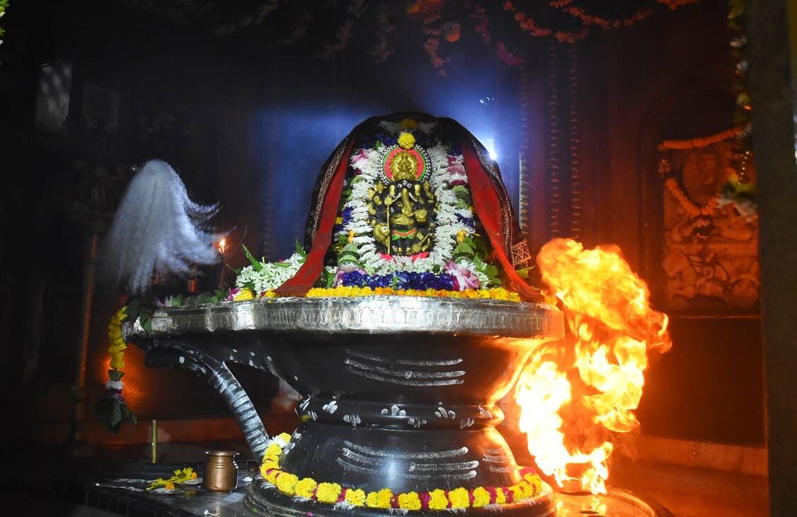शिवालयों में उमड़ी आस्था, रात से मंदिरों में लगीं कतारें