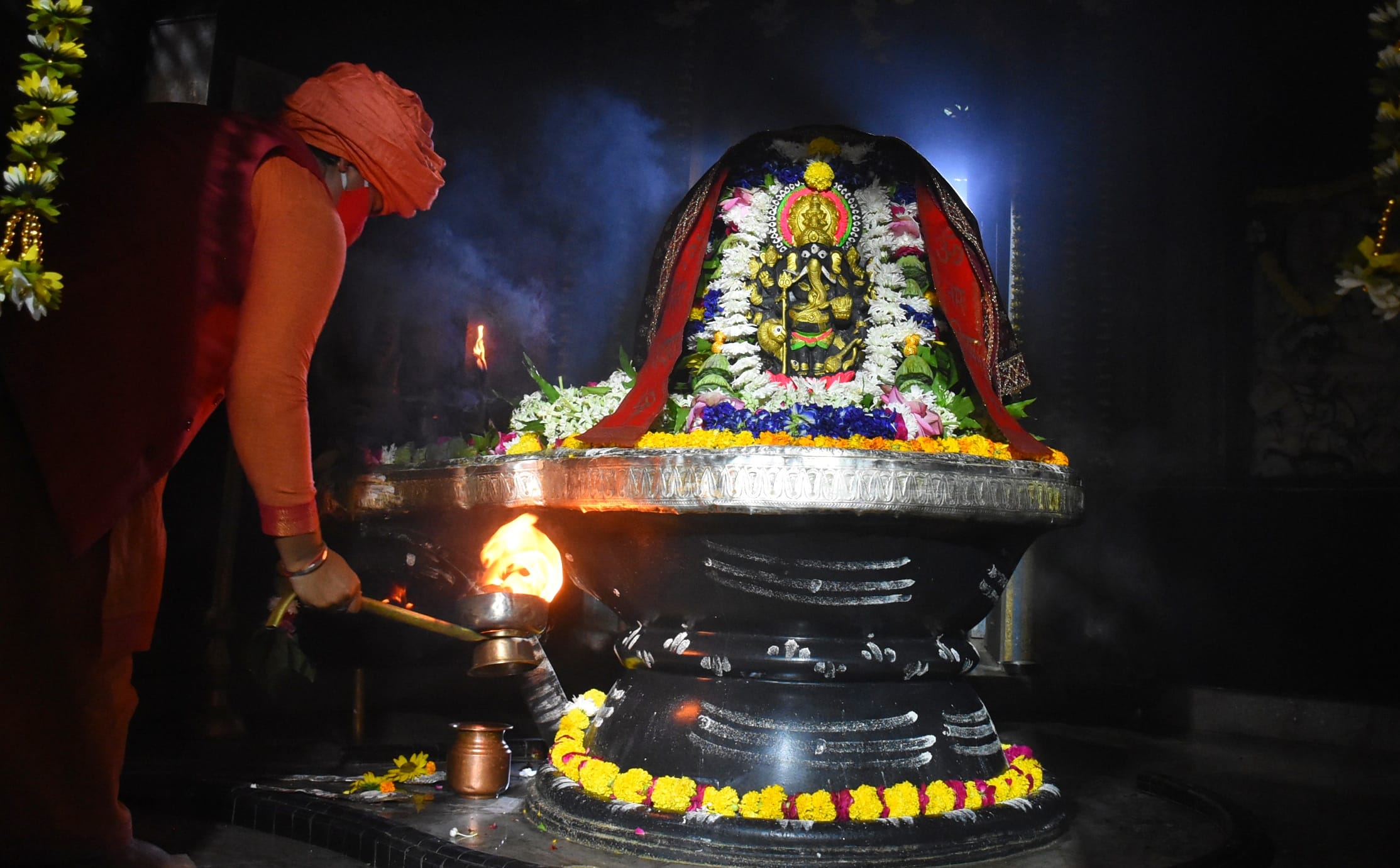 शिवालयों में उमड़ी आस्था, रात से मंदिरों में लगीं कतारें