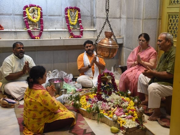 शिवालयों में उमड़ी आस्था, रात से मंदिरों में लगीं कतारें