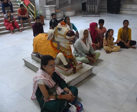शिवालयों में उमड़ी आस्था, रात से मंदिरों में लगीं कतारें