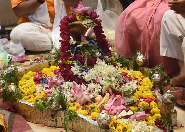 शिवालयों में उमड़ी आस्था, रात से मंदिरों में लगीं कतारें