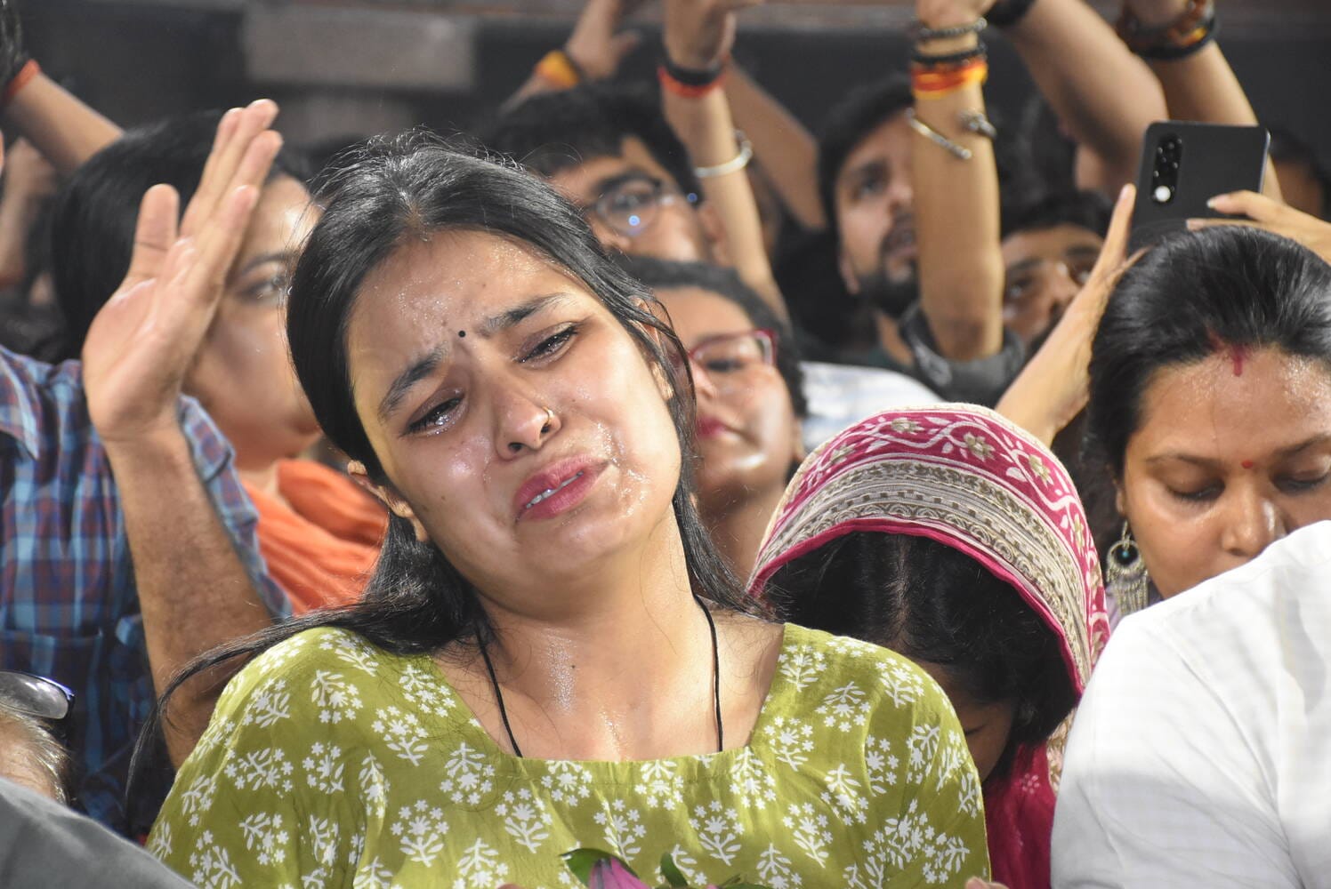 शिवालयों में उमड़ी आस्था, रात से मंदिरों में लगीं कतारें
