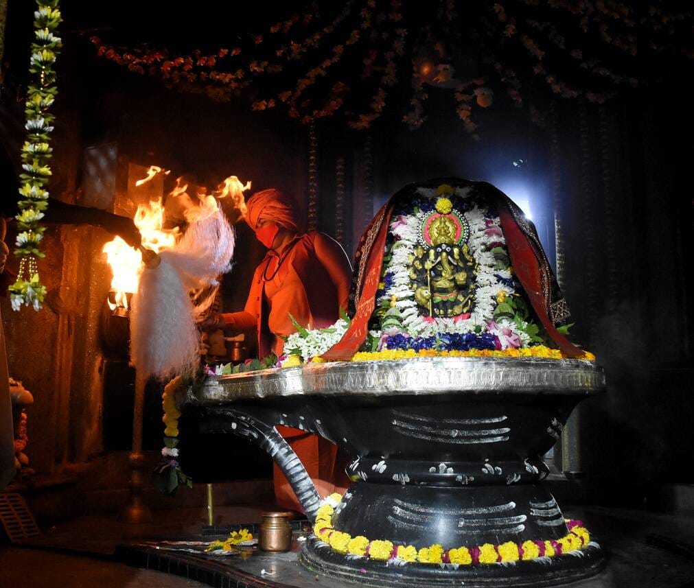 शिवालयों में उमड़ी आस्था, रात से मंदिरों में लगीं कतारें