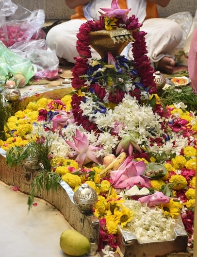 शिवालयों में उमड़ी आस्था, रात से मंदिरों में लगीं कतारें