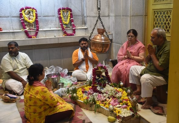 शिवालयों में उमड़ी आस्था, रात से मंदिरों में लगीं कतारें
