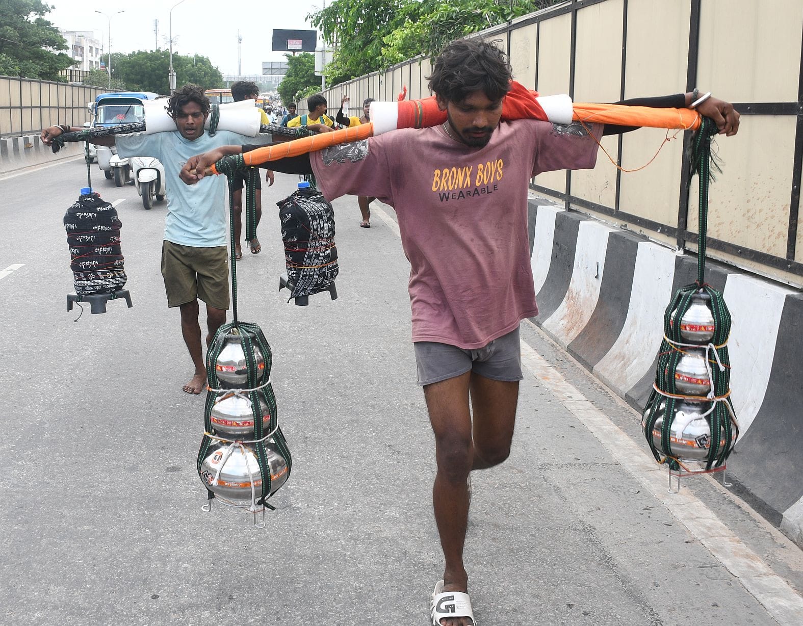 शिवालयों में उमड़ी आस्था, रात से मंदिरों में लगीं कतारें