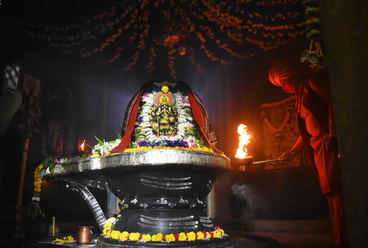 शिवालयों में उमड़ी आस्था, रात से मंदिरों में लगीं कतारें
