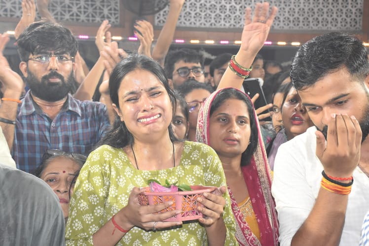 शिवालयों में उमड़ी आस्था, रात से मंदिरों में लगीं कतारें