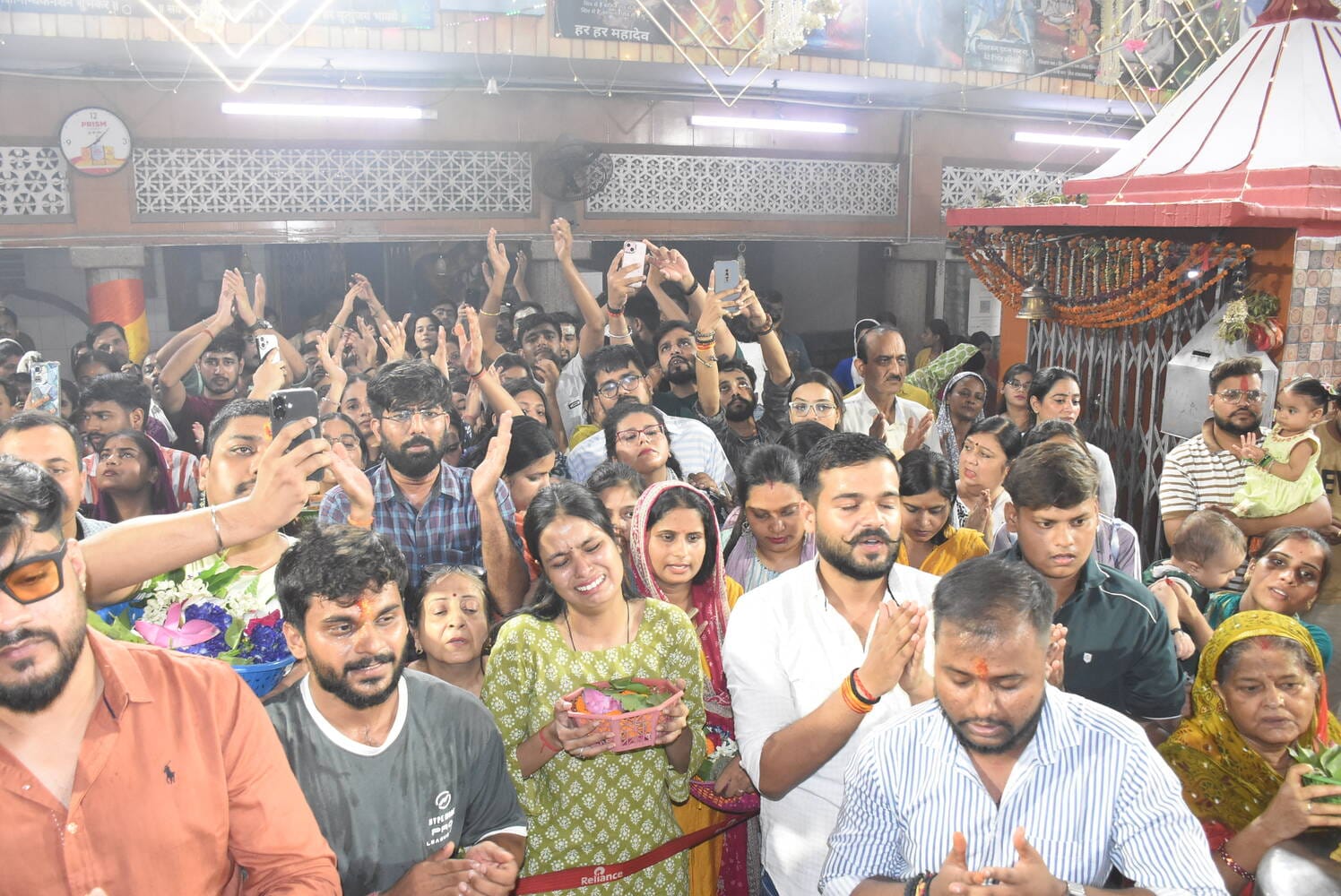 शिवालयों में उमड़ी आस्था, रात से मंदिरों में लगीं कतारें