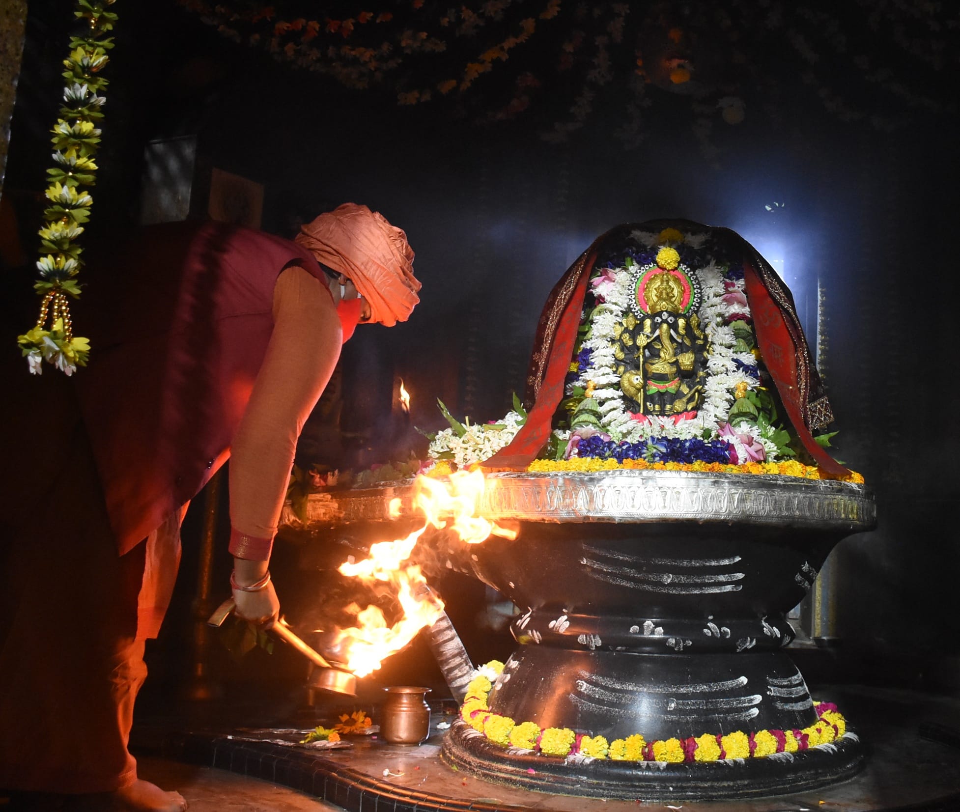 शिवालयों में उमड़ी आस्था, रात से मंदिरों में लगीं कतारें