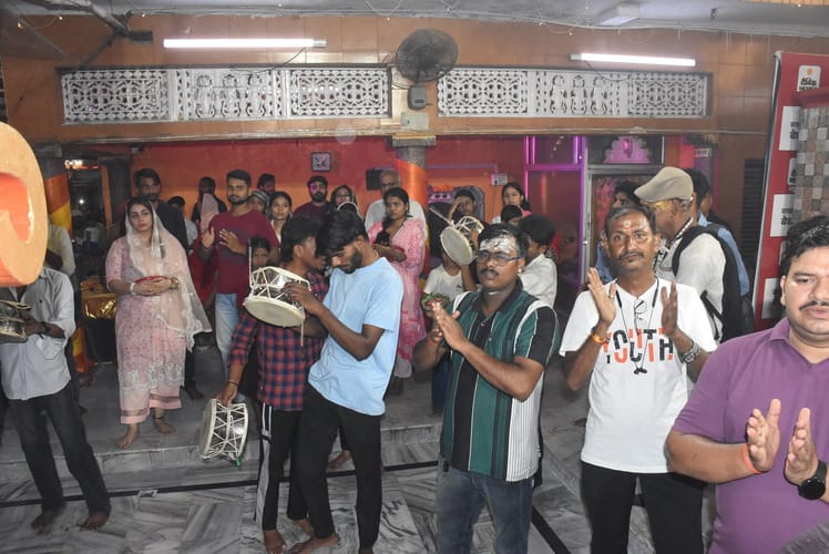 शिवालयों में उमड़ी आस्था, रात से मंदिरों में लगीं कतारें