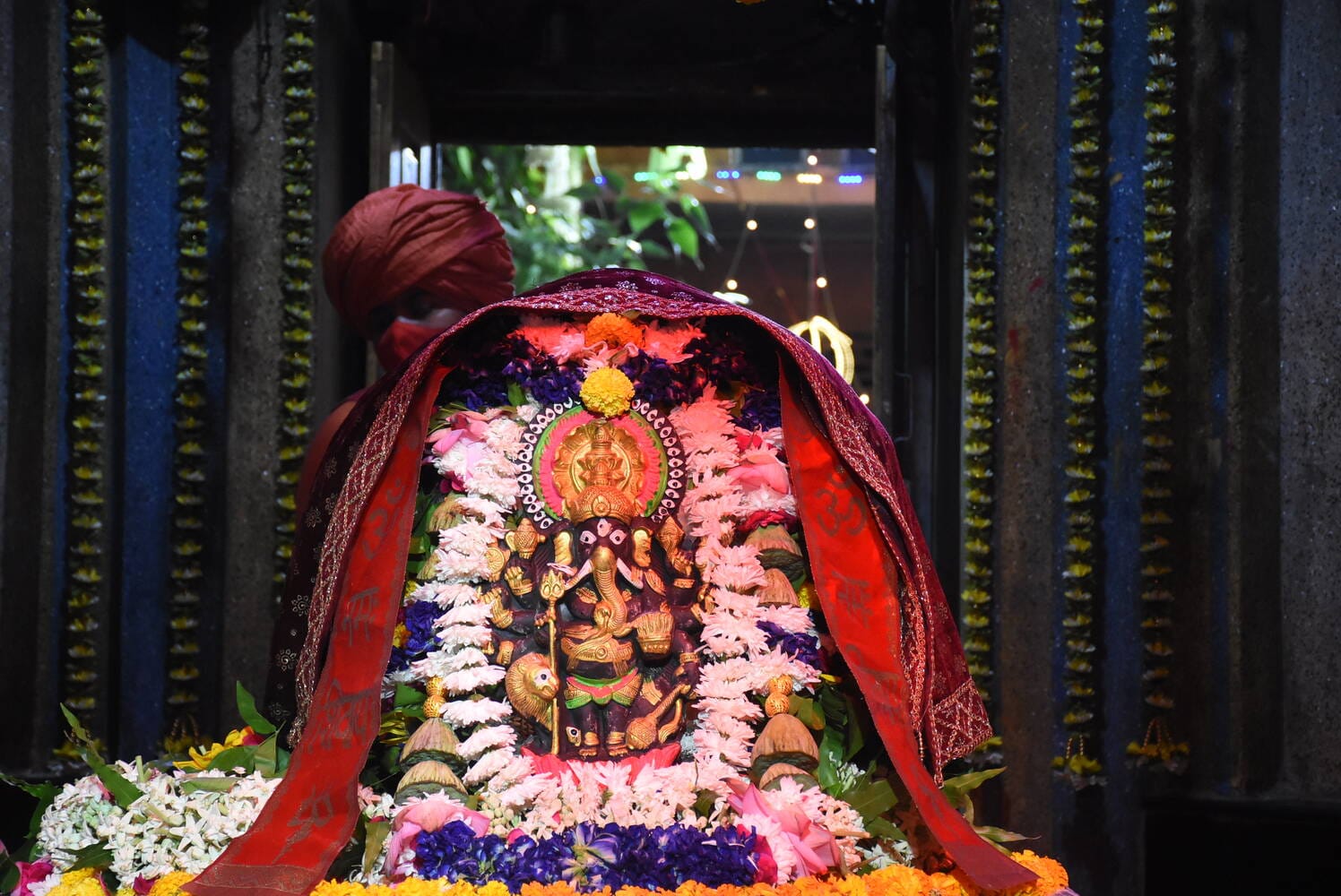 शिवालयों में उमड़ी आस्था, रात से मंदिरों में लगीं कतारें