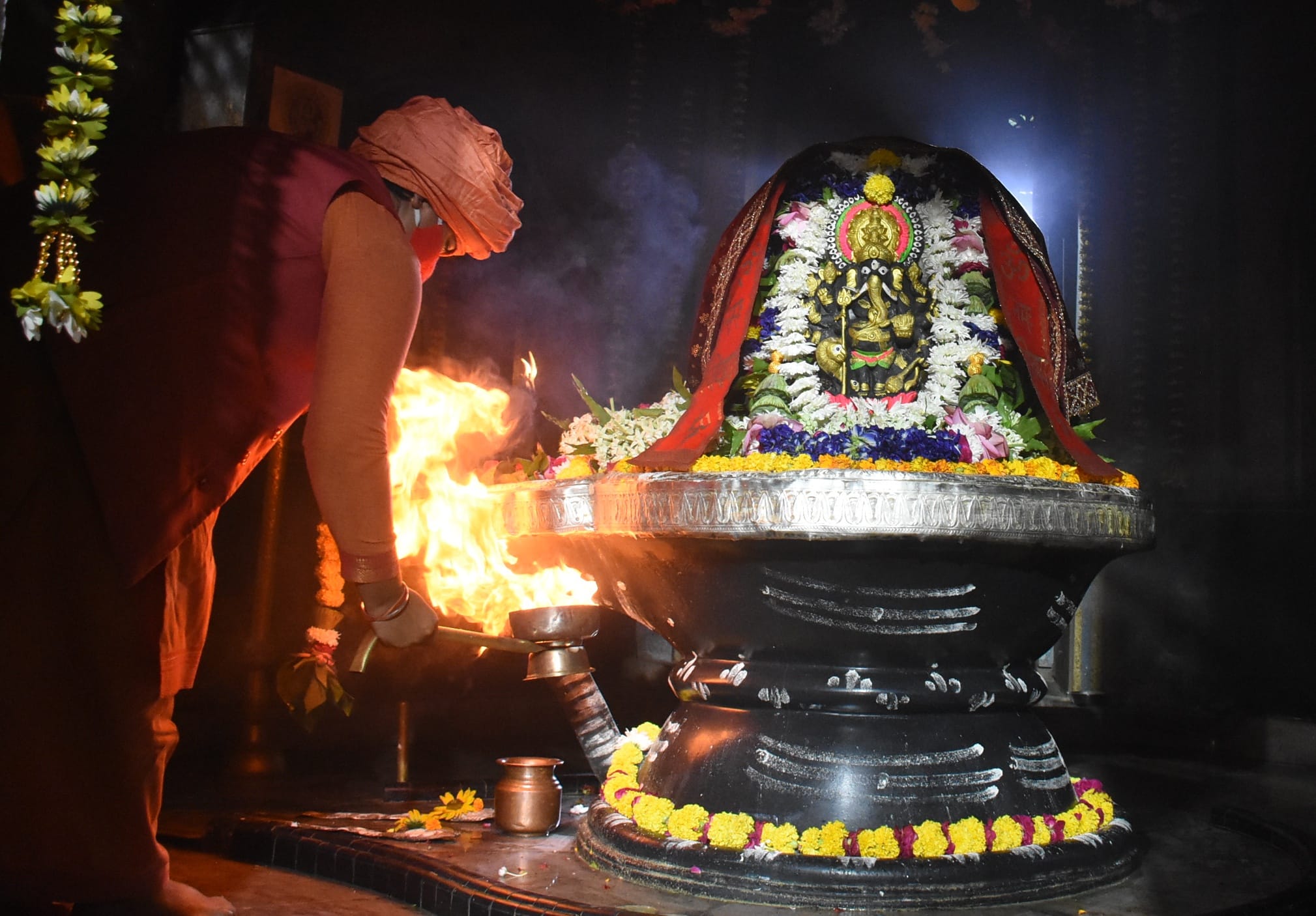 शिवालयों में उमड़ी आस्था, रात से मंदिरों में लगीं कतारें